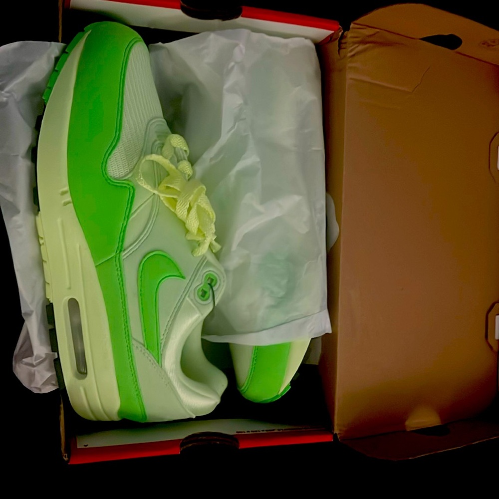 Nike Green and White Sneakers for Everyday Style